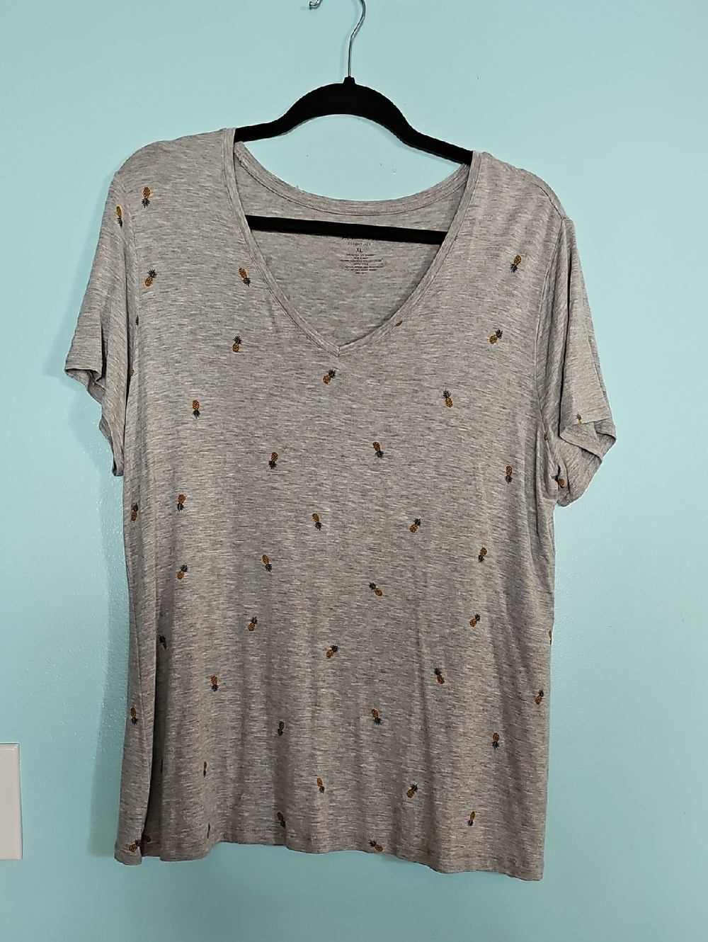 Apt. 9 Gray V-Neck Short Sleeve Tee with Pineapple Motif